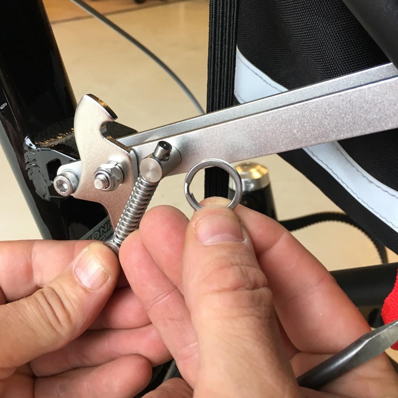 La taille de la boucle arrière peut être ajustée.