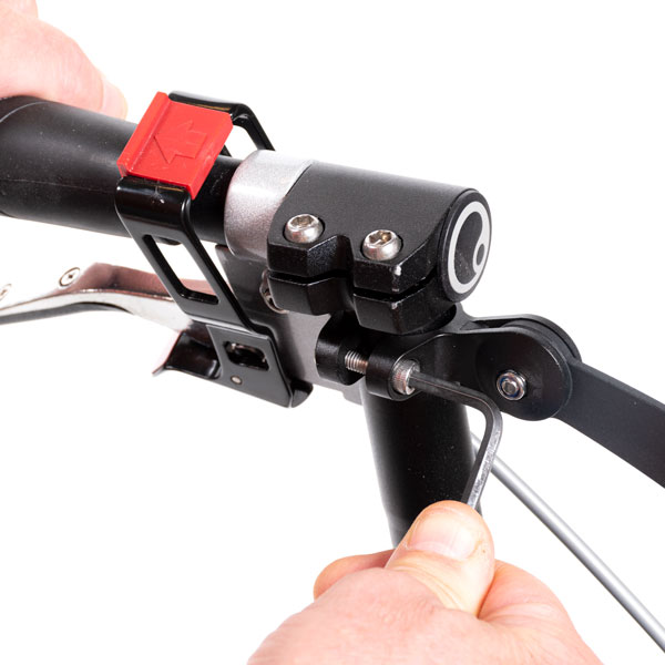 With a 4 mm Allen key, fasten both clamps with the screws and nuts. The straps of the backrest should point forward at the point of attachment.